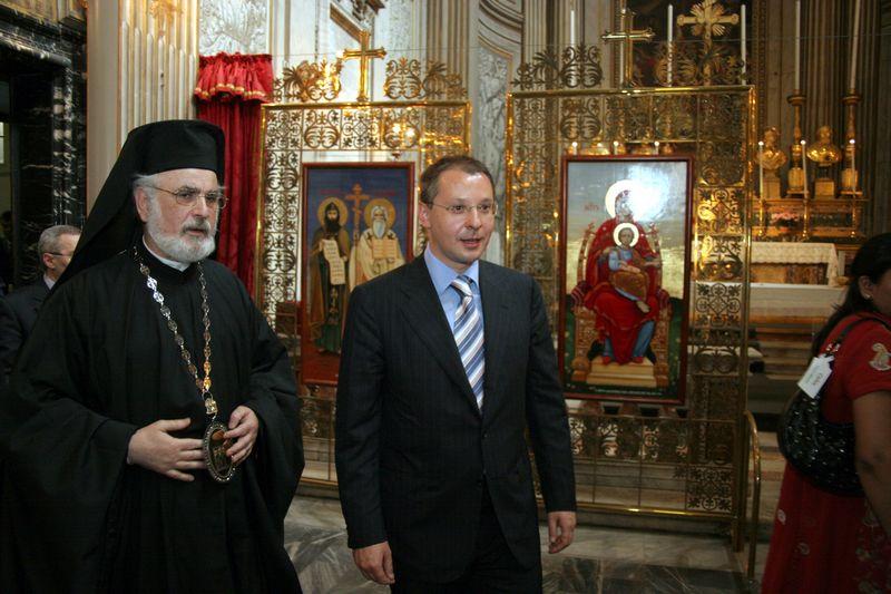 HisExcellency Bishop TICHON shows Bulgarian Primeminister STANISHEW the Bulgarian Orthodox Church in Rome, piazza di Trevi, 2006_05_23