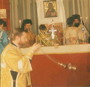 1993 (Blankenberge): Fraternite Orthodoxe: Archim. ATHENAGORAS (jetzt Bischof), Metropolit DANIEL (jetzt PATRIARCH), Diakon STEFAN (jetzt Protoiereij der BG-OK) inzensiert