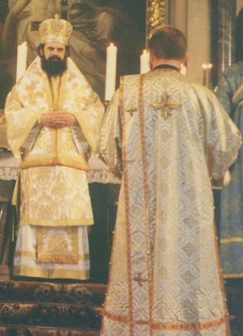 1994 (MUENCHEN): Metropolit DANIEL (jetzt PATRIARCH) setzt Metropolit SERAFIM (Dr. Joanta) ein, Diakon STEFAN Gross (jetzt Protoiereij der BG-OK) liest den Apostel